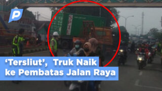 Sopir ‘Tersliut’ Truk Naik ke Pembatas Jalan Raya Surabaya – Malang