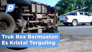 Truk Box Es Kristal Terguling di Pandaan, Lalin Sempat Tersendat