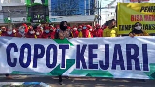 Diminta Retribusi 2 M, Senkuko Demo Kejaksaan Kota Pasuruan