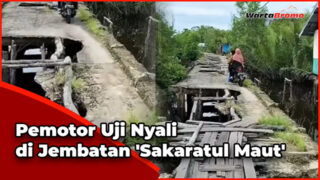 Viral Aksi Pemotor Nekat Lewati Jembatan Rusak Parah, Oleng Dikit Langsung Pindah Alam
