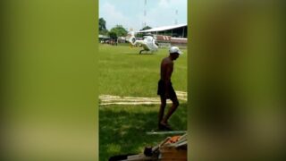 Heboh! Helikopter Tiba-tiba Mendarat di Lapangan Tanpa Pengawalan