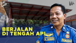 Cerita Petugas Pemadam Berjalan di Tengah Api