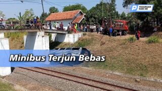 Minibus Nyemplung ke Perlintasan Kereta Api di Grati