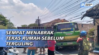 Truk Kontainer Muat Tetes Terguling, Muatan Tumpah di Jalan