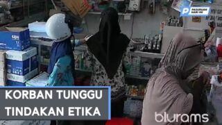 Emak emak Berkerudung Curi HP