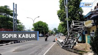 Diseruduk Dump Truck, Pengukur Kecepatan di Kraton Roboh