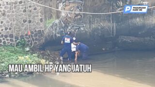 Dramatis, Tim Damkar Evakuasi Kakek yang Terjatuh di Sungai Gembong