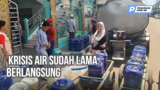 Warga Panggungrejo Antre Air Bersih Akibat PDAM Mampet