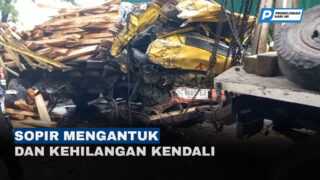 Diduga Mengantuk, Truk Kayu Hantam Dump Truk